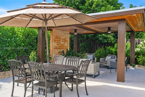 Casa en venta en Miami, Florida, 5 dormitorios, 264.77 m2 № 1984180 - foto 28