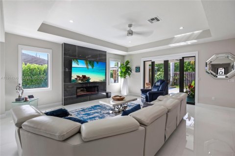 Casa en venta en Miami, Florida, 5 dormitorios, 264.77 m2 № 1984180 - foto 9