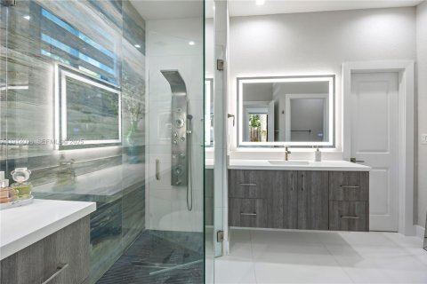 Casa en venta en Miami, Florida, 5 dormitorios, 264.77 m2 № 1984180 - foto 14