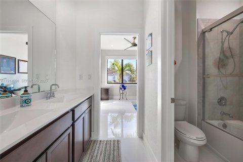 Casa en venta en Miami, Florida, 5 dormitorios, 264.77 m2 № 1984180 - foto 23