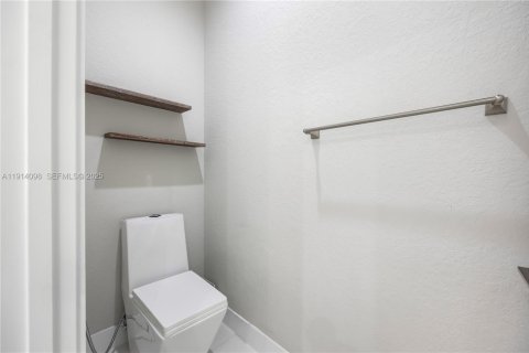 Casa en venta en Miami, Florida, 5 dormitorios, 264.77 m2 № 1984180 - foto 16
