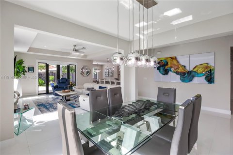 Casa en venta en Miami, Florida, 5 dormitorios, 264.77 m2 № 1984180 - foto 10