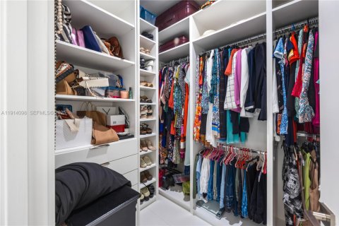 Casa en venta en Miami, Florida, 5 dormitorios, 264.77 m2 № 1984180 - foto 13