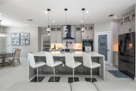 Casa en venta en Miami, Florida, 5 dormitorios, 264.77 m2 № 1984180 - foto 2