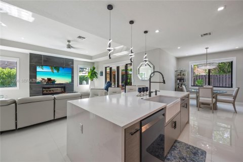 Casa en venta en Miami, Florida, 5 dormitorios, 264.77 m2 № 1984180 - foto 5