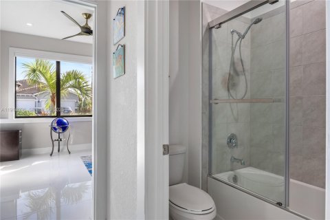 Casa en venta en Miami, Florida, 5 dormitorios, 264.77 m2 № 1984180 - foto 22