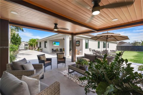 Casa en venta en Miami, Florida, 5 dormitorios, 264.77 m2 № 1984180 - foto 1