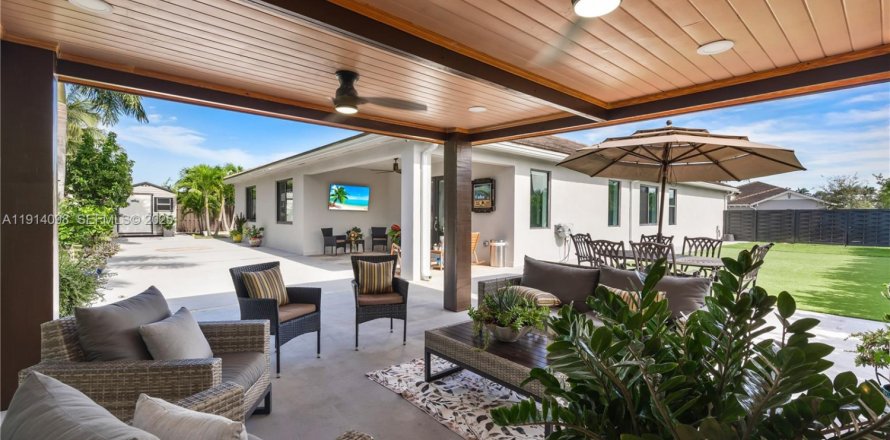 Casa en Miami, Florida 5 dormitorios, 264.77 m2 № 1984180