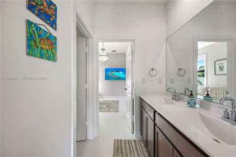 Casa en venta en Miami, Florida, 5 dormitorios, 264.77 m2 № 1984180 - foto 24