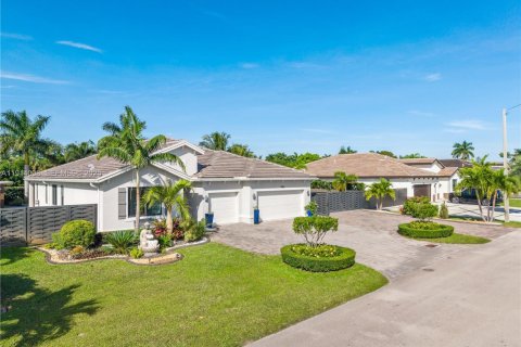 Casa en venta en Miami, Florida, 5 dormitorios, 264.77 m2 № 1984180 - foto 3