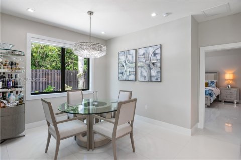 Casa en venta en Miami, Florida, 5 dormitorios, 264.77 m2 № 1984180 - foto 7