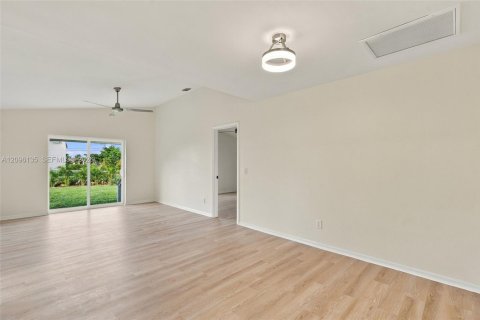 Casa en venta en Cape Coral, Florida, 4 dormitorios, 155.8 m2 № 2386924 - foto 16
