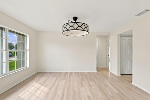 Casa en venta en Cape Coral, Florida, 4 dormitorios, 155.8 m2 № 2386924 - foto 9