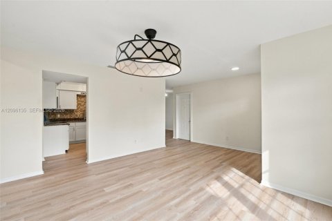 Casa en venta en Cape Coral, Florida, 4 dormitorios, 155.8 m2 № 2386924 - foto 10