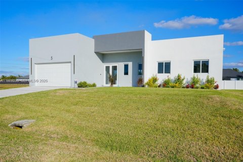 Casa en alquiler en Cape Coral, Florida, 3 dormitorios, 182.55 m2 № 2045605 - foto 2