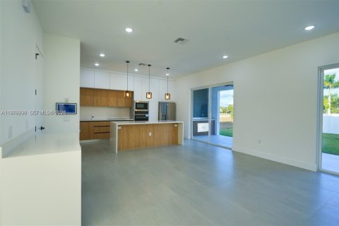 Casa en alquiler en Cape Coral, Florida, 3 dormitorios, 182.55 m2 № 2045605 - foto 4