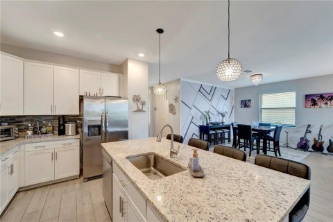 House in LORRAINE LAKES in Lakewood Ranch, Florida 3 bedrooms, 171.78 sq.m. № 1618103 - photo 12