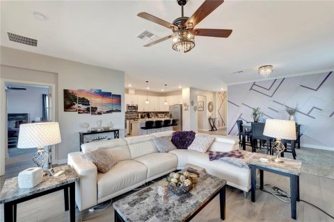 House in LORRAINE LAKES in Lakewood Ranch, Florida 3 bedrooms, 171.78 sq.m. № 1618103 - photo 9