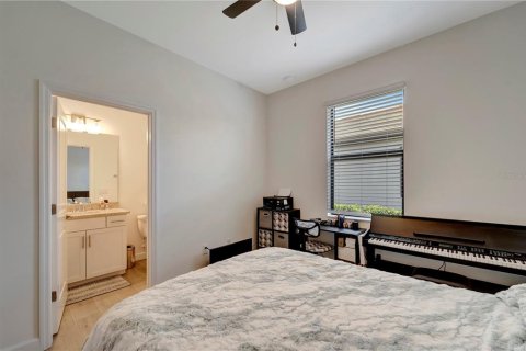 House in LORRAINE LAKES in Lakewood Ranch, Florida 3 bedrooms, 171.78 sq.m. № 1618103 - photo 22