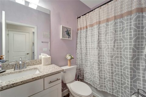 House in LORRAINE LAKES in Lakewood Ranch, Florida 3 bedrooms, 171.78 sq.m. № 1618103 - photo 30