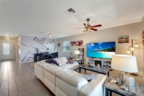 House in LORRAINE LAKES in Lakewood Ranch, Florida 3 bedrooms, 171.78 sq.m. № 1618103 - photo 8