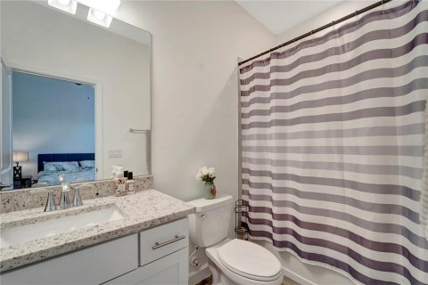 House in LORRAINE LAKES in Lakewood Ranch, Florida 3 bedrooms, 171.78 sq.m. № 1618103 - photo 25