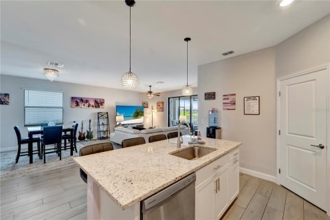 House in LORRAINE LAKES in Lakewood Ranch, Florida 3 bedrooms, 171.78 sq.m. № 1618103 - photo 11