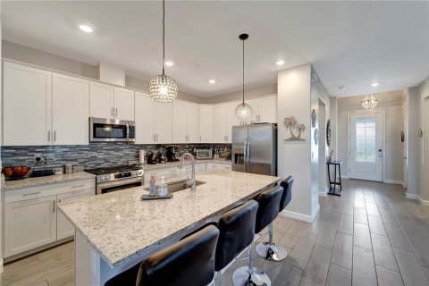 House in LORRAINE LAKES in Lakewood Ranch, Florida 3 bedrooms, 171.78 sq.m. № 1618103 - photo 13