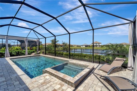 House in LORRAINE LAKES in Lakewood Ranch, Florida 3 bedrooms, 171.78 sq.m. № 1618103 - photo 5