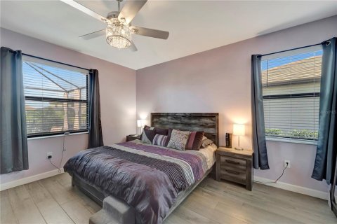 House in LORRAINE LAKES in Lakewood Ranch, Florida 3 bedrooms, 171.78 sq.m. № 1618103 - photo 15