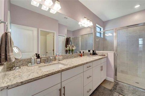 House in LORRAINE LAKES in Lakewood Ranch, Florida 3 bedrooms, 171.78 sq.m. № 1618103 - photo 19
