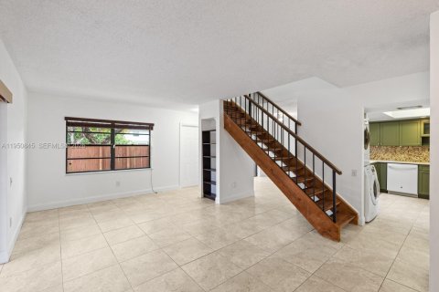 Touwnhouse à vendre à Miami, Floride: 2 chambres, 123.56 m2 № 2006156 - photo 4