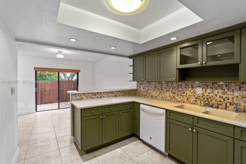 Touwnhouse à vendre à Miami, Floride: 2 chambres, 123.56 m2 № 2006156 - photo 8