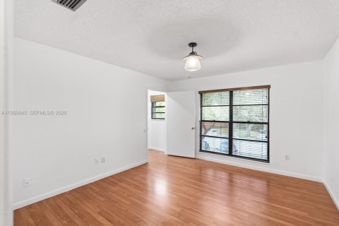 Touwnhouse à vendre à Miami, Floride: 2 chambres, 123.56 m2 № 2006156 - photo 23