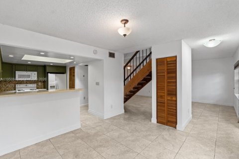 Touwnhouse à vendre à Miami, Floride: 2 chambres, 123.56 m2 № 2006156 - photo 3