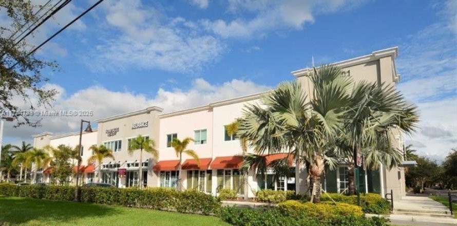 Commercial property in Miramar, Florida № 1710446