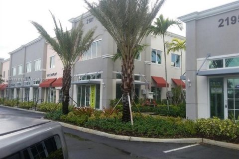 Commercial property in Miramar, Florida № 1710446 - photo 2