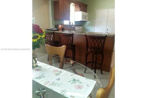 House in Miami, Florida 2 bedrooms, 100.89 sq.m. № 1958589 - photo 11