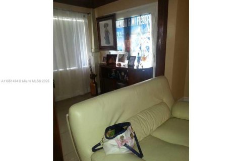 House in Miami, Florida 2 bedrooms, 100.89 sq.m. № 1958589 - photo 4