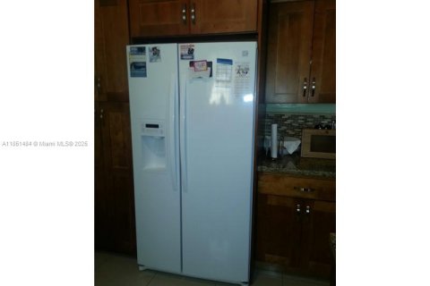 House in Miami, Florida 2 bedrooms, 100.89 sq.m. № 1958589 - photo 10