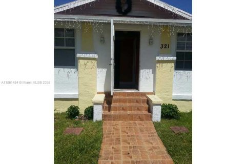 House in Miami, Florida 2 bedrooms, 100.89 sq.m. № 1958589 - photo 1