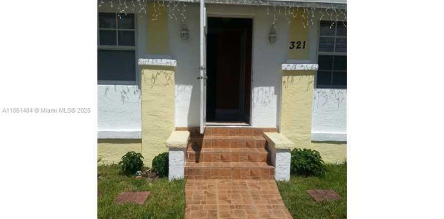 House in Miami, Florida 2 bedrooms, 100.89 sq.m. № 1958589