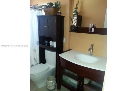 House in Miami, Florida 2 bedrooms, 100.89 sq.m. № 1958589 - photo 5