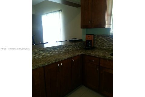 House in Miami, Florida 2 bedrooms, 100.89 sq.m. № 1958589 - photo 9