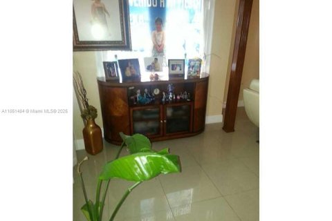 House in Miami, Florida 2 bedrooms, 100.89 sq.m. № 1958589 - photo 2