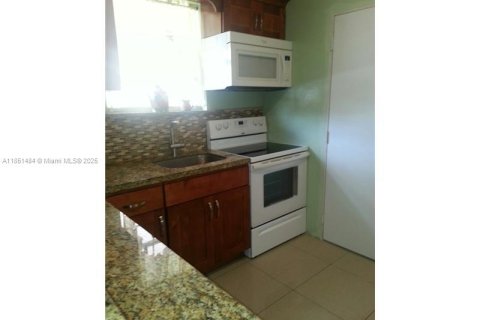 House in Miami, Florida 2 bedrooms, 100.89 sq.m. № 1958589 - photo 8
