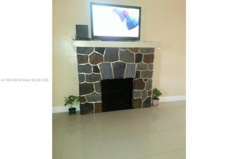 House in Miami, Florida 2 bedrooms, 100.89 sq.m. № 1958589 - photo 3