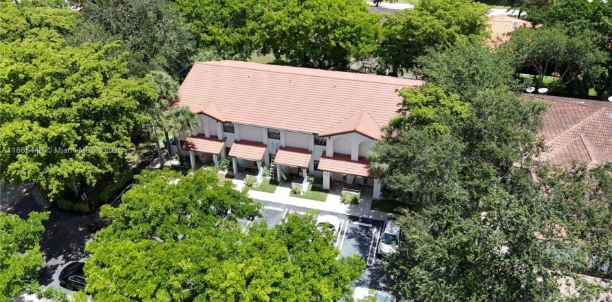 Commercial property in Coral Springs, Florida № 1897427