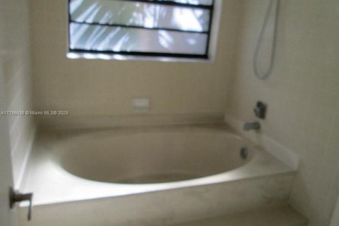 Adosado en venta en Miami, Florida, 2 dormitorios, 133.78 m2 № 1711991 - foto 18
