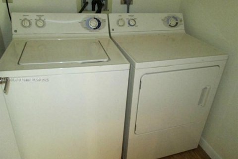 Adosado en venta en Miami, Florida, 2 dormitorios, 133.78 m2 № 1711991 - foto 22